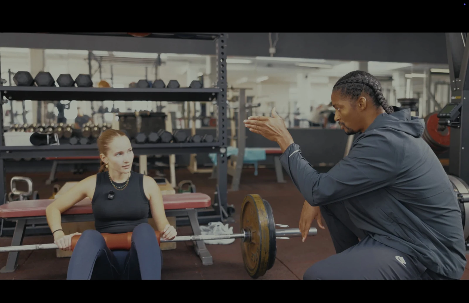 Harry guide une élève sur le hip thrust
